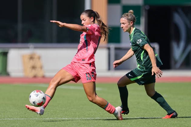 v.li.: Luna Vanzeir (SV Werder Bremen, 13) und Svenja Huth (VfL Wolfsburg, 10) im Zweikampf, Duell, Dynamik, Aktion, Action, Spielszene, 09.08.2026, Bremen (Deutschland), Fussball, Testspiel Frauen, SV Werder Bremen - VfL Wolfsburg *** From left: Luna Vanzeir (SV Werder Bremen), 13, and Svenja Huth (VfL Wolfsburg), 10, in a one-on-one battle, duel, dynamic play, action, game scene, August 9, 2026, Bremen, Germany, soccer, women’s friendly match, SV Werder Bremen vs. VfL Wolfsburg xobx