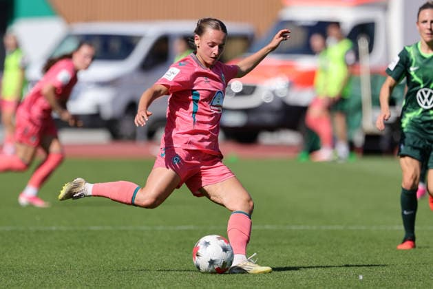 Chiara D Angelo (SV Werder Bremen, 2) am Ball, Einzelbild, Ganzkörper, Aktion, Action, Spielszene, 09.08.2026, Bremen (Deutschland), Fussball, Testspiel Frauen, SV Werder Bremen - VfL Wolfsburg *** Chiara D Angelo, SV Werder Bremen, No. 2 with the ball, single frame, full body, action, game scene, August 9, 2026, Bremen, Germany, soccer, women s friendly match, SV Werder Bremen vs. VfL Wolfsburg xobx