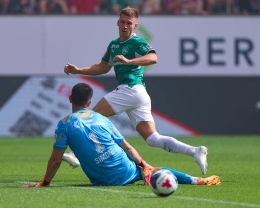 9. August 2026, Fussball, Brack Super League 2026 27, Runde 3, FC St. Gallen 1879 gegen FC Luzern, Berit Sitterstadion, St. Gallen, Schweiz Christian Witzig (7, FC St. Gallen 1879) hat gleich zu Beginn eine grosse Torchance, der Ball geht allerdings nicht ins Tor Photo: Urs Ottiger *** August 9, 2026, Soccer, Brack Super League 2026–27, Round 3, FC St. Gallen 1879 vs. FC Lucerne, Berit Sitter Stadium, St. Gallen, Switzerland; Christian Witzig 7; FC St. Gallen 1879 has a great scoring chance right at the start, but the ball doesn’t go in. Photo by Urs Ottiger