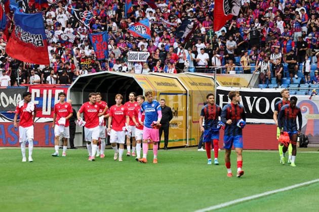 FC Thun und FC Basel Ersatzspiel vor Spielbeginn zur Bank , Schweiz, Fussball, Super League, 3.Spieltag, 2026 2027, FC Basel 1893 vs. FC Thun, 09.08.2026, Basel Sankt Jakob Park Schweiz *** FC Thun and FC Basel Substitutes on the Bench Before Kickoff, Switzerland, Soccer, Super League, Matchday 3, 2026–2027, FC Basel 1893 vs. FC Thun, August 9, 2026, St. Jakob Park, Basel, Switzerland Copyright: xGrantxHubbsx