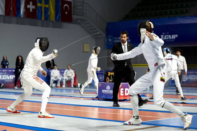 2026 European Senior Modern pentathlon, moderner Fünfkampf Championship in Istanbul ISTANBUL, TURKIYE - AUGUST 9: Bugra Unal (L) of Turkiye competes against Jonas Kalaminskas (R) of Lithuania during the fencing stage of the 2026 European Senior Modern Pentathlon Championship at Burhan Felek Sports Complex in Istanbul, Turkiye on August 9, 2026. Arife Karakum Anadolu Istanbul Turkey. Editorial use only. Please get in touch for any other usage.  Copyright: x2026xAnadoluxArifexKarakumx