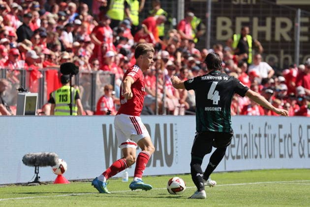11 Moritz Hannemann (Energie Cottbus, l.), 4 Jean Hugonet (Hannover 96) Fussball 2. Bundesliga 2026 2027 FC Energie Cottbus - Hannover 96 *** 11 Moritz Hannemann, Energie Cottbus, l, 4 Jean Hugonet, Hannover 96, Soccer, 2. Bundesliga, 2026–2027, FC Energie Cottbus, Hannover 96