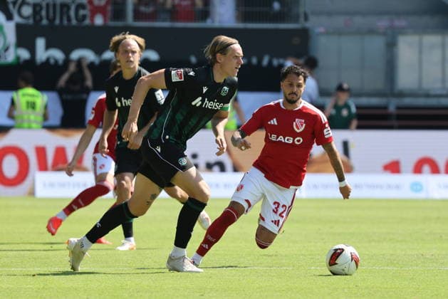 23 Stefan Teitur Thordarson (Hannover 96, l.), 32 Leonardo Bittencourt (Energie Cottbus) Fussball 2. Bundesliga 2026 2027 FC Energie Cottbus - Hannover 96 *** 23 Stefan Teitur Thordarson Hannover 96, left, 32 Leonardo Bittencourt Energie Cottbus Soccer 2. Bundesliga 2026 2027 FC Energie Cottbus Hannover 96