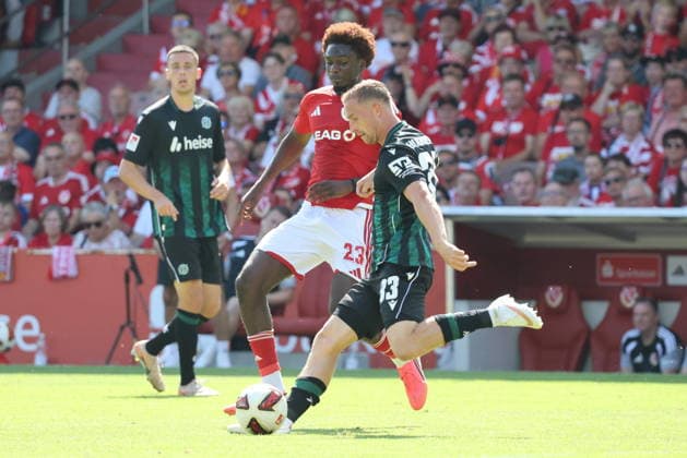 33 Maurice Neubauer (Hannover 96, vorn), 23 Fousseny Doumba (Energie Cottbus) Fussball 2. Bundesliga 2026 2027 FC Energie Cottbus - Hannover 96 *** 33 Maurice Neubauer, Hannover 96 (forward), 23 Fousseny Doumba, Energie Cottbus, Soccer, 2. Bundesliga, 2026–2027, FC Energie Cottbus, Hannover 96