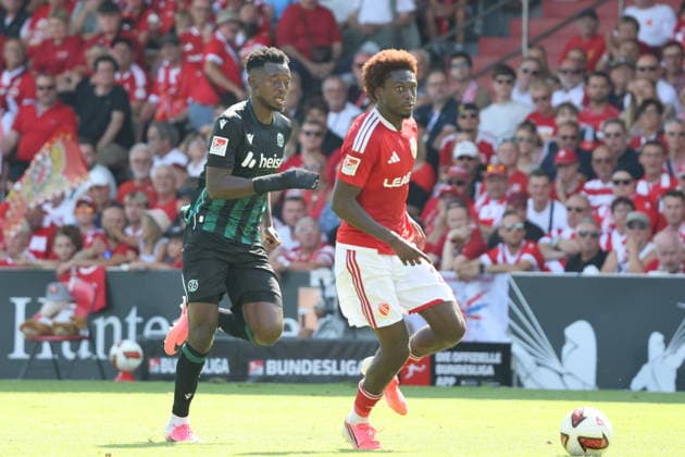 7 Mustapha Bundu (Hannover 96, l.) verfolgt 23 Fousseny Doumba (Energie Cottbus) Fussball 2. Bundesliga 2026 2027 FC Energie Cottbus - Hannover 96 *** 7 Mustapha Bundu, Hannover 96 (left), chases 23 Fousseny Doumba, Energie Cottbus; Soccer; 2. Bundesliga; 2026–2027; FC Energie Cottbus; Hannover 96