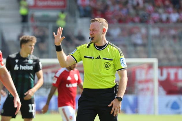 Schiedsrichter Lars Erbst zeigt an, das die Zeit für den Einwurf abgelaufen war. Fussball 2. Bundesliga 2026 2027 FC Energie Cottbus - Hannover 96 *** Referee Lars Erbst signals that the time for the throw-in has expired. Soccer, 2. Bundesliga, 2026–2027: FC Energie Cottbus vs. Hannover 96