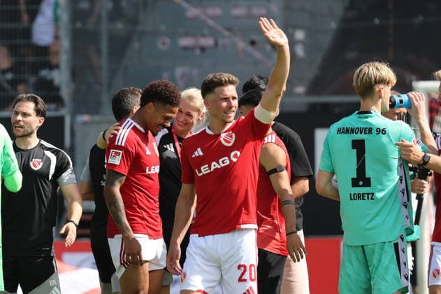 Energie feiert den Sieg Fussball 2. Bundesliga 2026 2027 FC Energie Cottbus - Hannover 96 *** Energie Celebrates Victory: Soccer, 2. Bundesliga, 2026–2027, FC Energie Cottbus vs. Hannover 96