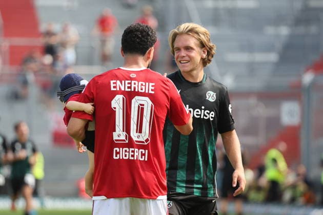 10 Tolcay Cigerci (Energie Cottbus) im Gespräch mit 25 Lars Gindorf (Hannover 96) Fussball 2. Bundesliga 2026 2027 FC Energie Cottbus - Hannover 96 *** 10 Tolcay Cigerci, Energie Cottbus, in conversation with 25 Lars Gindorf, Hannover 96, Soccer, 2. Bundesliga, 2026–2027, FC Energie Cottbus, Hannover 96