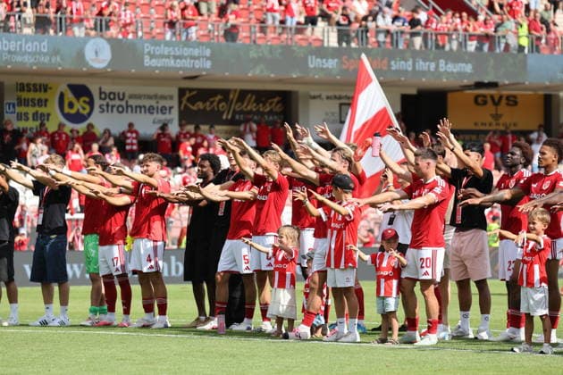 Energie feiert den Sieg Fussball 2. Bundesliga 2026 2027 FC Energie Cottbus - Hannover 96 *** Energie Celebrates Victory: Soccer, 2. Bundesliga, 2026–2027: FC Energie Cottbus vs. Hannover 96