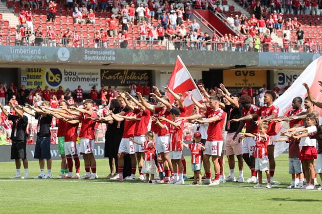 Energie feiert den Sieg Fussball 2. Bundesliga 2026 2027 FC Energie Cottbus - Hannover 96 *** Energie Celebrates Victory: Soccer, 2. Bundesliga, 2026–2027: FC Energie Cottbus vs. Hannover 96