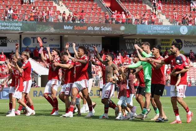 Energie feiert den Sieg Fussball 2. Bundesliga 2026 2027 FC Energie Cottbus - Hannover 96 *** Energie Celebrates Victory: Soccer, 2. Bundesliga, 2026–2027: FC Energie Cottbus vs. Hannover 96
