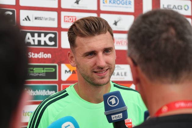 1 Marcel Lotka (Energie Cottbus) im ARD-Interview Fussball 2. Bundesliga 2026 2027 FC Energie Cottbus - Hannover 96 *** 1 Marcel Lotka, Energie Cottbus, in an ARD interview: Soccer, 2. Bundesliga, 2026–2027, FC Energie Cottbus, Hannover 96