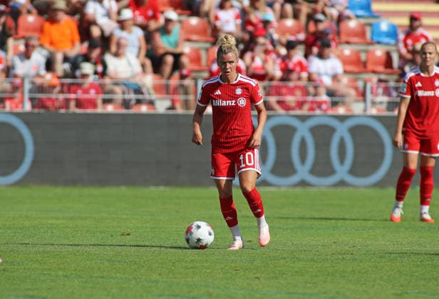 Fussball, Frauen, Saison 2026 2027, FC Bayern München - Paris FC, Freundschaftsspiel, Testspiel, Sportpark Unterhaching Linda Dallmann (FC Bayern München) mit Ball *** Soccer, Women, 2026–2027 Season, FC Bayern Munich vs. Paris FC, Friendly Match, Exhibition Match, Sportpark Unterhaching, Linda Dallmann, FC Bayern Munich with the ball