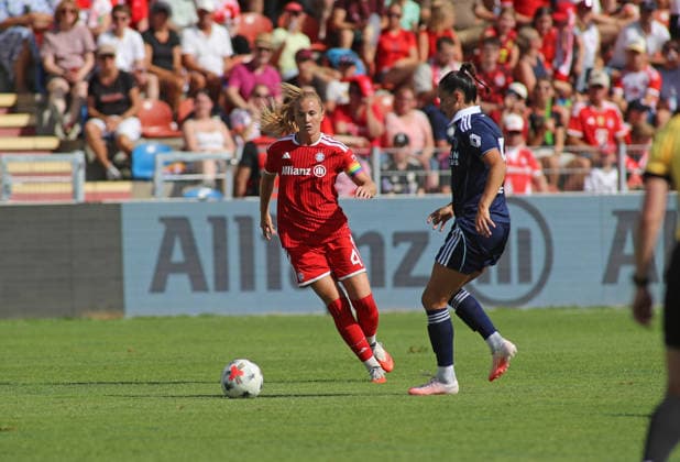 Fussball, Frauen, Saison 2026 2027, FC Bayern München - Paris FC, Freundschaftsspiel, Testspiel, Sportpark Unterhaching Glodis Perla Viggosdottir (FC Bayern München) mit Ball *** Soccer, Women, 2026–2027 Season, FC Bayern Munich vs. Paris FC, Friendly Match, Exhibition Match, Sportpark Unterhaching, Glodis Perla Viggosdottir, FC Bayern Munich with the ball