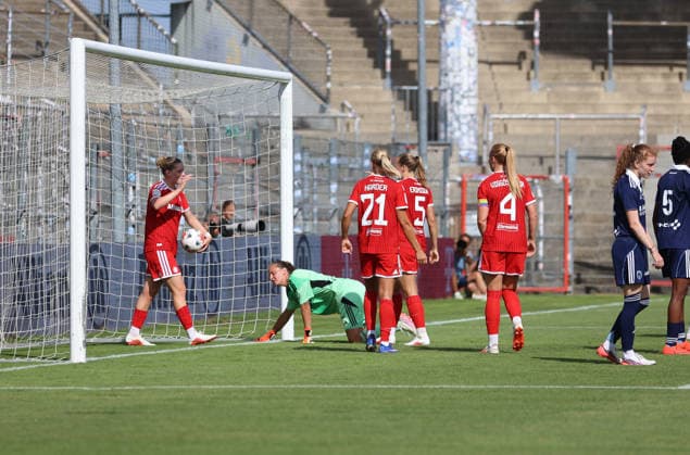 Fussball, Frauen, Saison 2026 2027, FC Bayern München - Paris FC, Freundschaftsspiel, Testspiel, Sportpark Unterhaching 2:0 durch Alara Sehitler (FC Bayern München) Tor, Jubel *** Soccer, Women, 2026–2027 Season, FC Bayern Munich vs. Paris FC, Friendly Match, Exhibition Match, Sportpark Unterhaching, 2–0 by Alara Sehitler, FC Bayern Munich Goal, Celebration
