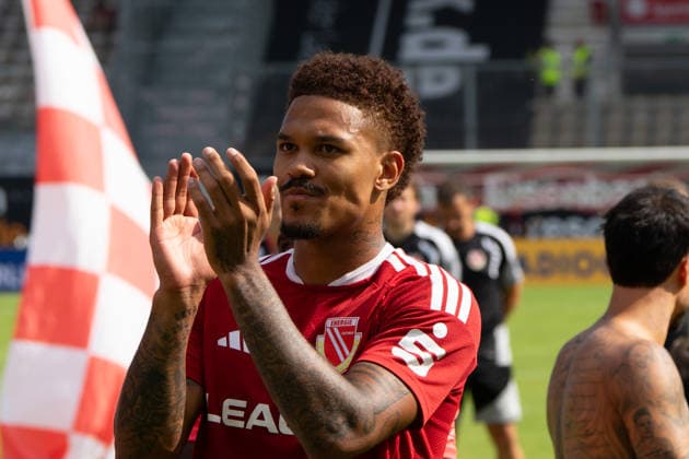 Justin Butler. 09.08.2026, Energie Cottbus vs Hannover 96, Fussball, 2. Bundesliga, Energie Stadion, Cottbus DFL regulations prohibit any use of photographs as image sequences and or quasi-video. *** Justin Butler, August 9, 2026, Energie Cottbus vs. Hannover 96, Soccer, 2. Bundesliga, Energie Stadium, Cottbus. DFL regulations prohibit any use of photographs as image sequences and or quasi-video. Copyright: HMBxMedia xFinnxWeidmann