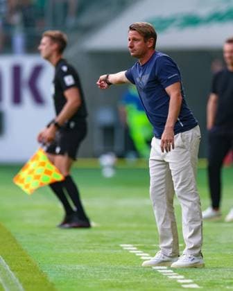 9. August 2026, Fussball, Brack Super League 2026 27, Runde 3, FC St. Gallen 1879 gegen FC Luzern, Berit Sitterstadion, St. Gallen, Schweiz Jörg Â«UdoÂ» Portmann (Cheftrainer, FC Luzern) mit zahlreichen Hinweisen an sein Team bei Spielbeginn Photo: Urs Ottiger *** August 9, 2026, Soccer, Brack Super League 2026–27, Round 3, FC St. Gallen 1879 vs. FC Lucerne, Berit Sitter Stadium, St. Gallen, Switzerland; Jörg Udo Portmann, head coach of FC Lucerne, giving his team numerous instructions at the start of the game. Photo by Urs Ottiger