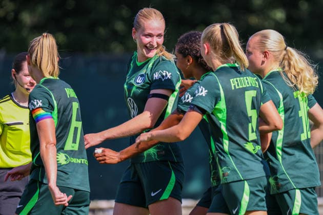 Bremen, Deutschland: 09.08.2026 - Testspiel - SV Werder Bremen Frauen vs. VfL Wolfsburg Frauen Im Bild: v.li. die Zweite Torschützin Camilla Küver Kuever (Wolfsburg) macht das Tor zum 1:0 für Wolfsburg und jubelt mit ihren Mannschaftskolleginnen *** Bremen, Germany, August 9, 2026: Friendly match between SV Werder Bremen Women and VfL Wolfsburg Women. Pictured from left: Camilla Küver, Wolfsburg’s second goal scorer, scores the 1–0 goal for Wolfsburg and celebrates with her teammates. Copyright: HMBxMedia MadeleinexFantini