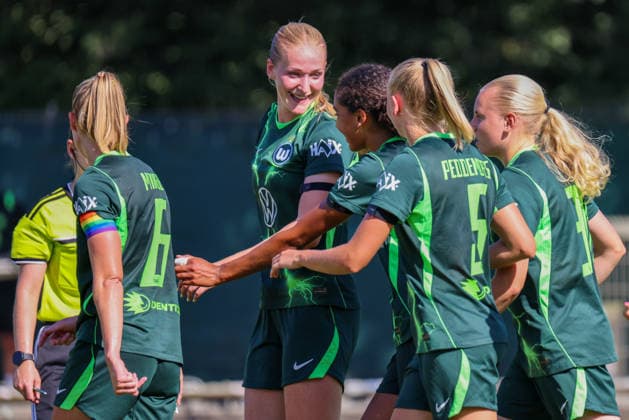 Bremen, Deutschland: 09.08.2026 - Testspiel - SV Werder Bremen Frauen vs. VfL Wolfsburg Frauen Im Bild: v.li. die Zweite Torschützin Camilla Küver Kuever (Wolfsburg) macht das Tor zum 1:0 für Wolfsburg und jubelt mit ihren Mannschaftskolleginnen *** Bremen, Germany, August 9, 2026: Friendly match between SV Werder Bremen Women and VfL Wolfsburg Women. Pictured from left: Camilla Küver, Wolfsburg’s second goal scorer, scores the 1–0 goal for Wolfsburg and celebrates with her teammates. Copyright: HMBxMedia MadeleinexFantini