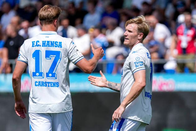 v.li.: Florian Carstens (Rostock, 17), Torschütze Andreas Voglsammer (Rostock, 9), Spieler vom F.C. Hansa Rostock, jubeln über das Tor zum 1.2, Jubel, Torjubel, Torerfolg, celebrate the goal, goal, celebration, jubelt ueber das Tor, Freuen, Freude, freut sich, optimistisch, positiv, Spielszene, Highlight, Action, Aktion, 09.08.2026, Sinsheim (Deutschland), Fussball, 3. Liga, TSG 1899 Hoffenheim II - Hansa Rostock, DFB DFL REGULATIONS PROHIBIT ANY USE OF PHOTOGRAPHS AS IMAGE SEQUENCES AND OR QUASI-VIDEO. *** From left: Florian Carstens (Rostock, 17), goal scorer Andreas Voglsammer (Rostock, 9), players from FC Hansa Rostock, celebrating the goal that made the score 1–2, Celebration, goal celebration, scoring a goal, celebrate the goal, goal, celebration, celebrating the goal, joy, happiness, happy, optimistic, positive, game scene, highlight, action, 09 08 2026, Sinsheim, Germany, soccer, 3rd Division, TSG 1899 Hoffenheim II vs. Hansa Rostock, DFB and DFL regulations prohibit any use of photographs as image sequences and or quasi-video xozx
