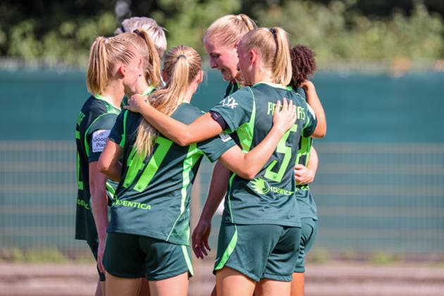 Bremen, Deutschland: 09.08.2026 - Testspiel - SV Werder Bremen Frauen vs. VfL Wolfsburg Frauen Im Bild: v.li. die Vierte Torschützin Camilla Küver Kuever (Wolfsburg), teilweise verdeckt, macht das Tor zum 1:0 für Wolfsburg und jubelt mit ihren Mannschaftskolleginnen *** Bremen, Germany, August 9, 2026: Friendly match between SV Werder Bremen Women and VfL Wolfsburg Women. Pictured from left: Camilla Küver (Wolfsburg), the fourth goal scorer, partially obscured, scores the 1-0 goal for Wolfsburg and celebrates with her teammates. Copyright: HMBxMedia MadeleinexFantini