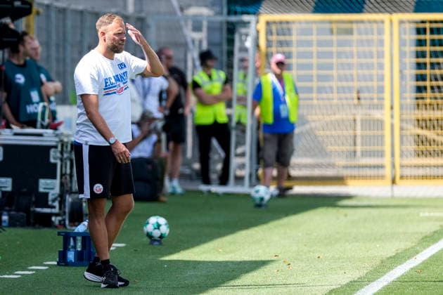 Daniel Brinkmann (Trainer, Cheftrainer, FC Hansa), Freisteller, Ganzkörper, Einzelbild, Einzelfoto, Aktion, Action, am Spielfeldrand, an der Seitenauslinie, 09.08.2026, Sinsheim (Deutschland), Fussball, 3. Liga, TSG 1899 Hoffenheim II - Hansa Rostock, DFB DFL REGULATIONS PROHIBIT ANY USE OF PHOTOGRAPHS AS IMAGE SEQUENCES AND OR QUASI-VIDEO. *** Daniel Brinkmann, Coach, Head Coach, FC Hansa, cutout, full-body, single image, single photo, action, on the sidelines, at the sideline, August 9, 2026, Sinsheim, Germany, soccer, 3rd Division, TSG 1899 Hoffenheim II vs. Hansa Rostock, DFB and DFL regulations prohibit any use of photographs as image sequences and or quasi-video xozx