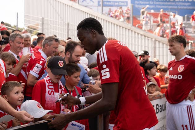 09.08.2026: Fußball: Energie Cottbus - Hannover 96, 2. Spieltag im LEAG Energie Stadion. King Manu (Energie Cottbus, 2) nach Abpfiff bei den Fans WICHTIGER HINWEIS: Gemäß den Vorgaben der DFL und des DFB ist es untersagt, in dem Stadion und oder vom Spiel angefertigte Fotoaufnahmen in Form von Sequenzbildern und oder videoähnlichen Fotostrecken zu verwerten bzw. verwerten zu lassen. *** August 9, 2026: Energie Cottbus vs. Hannover 96, Matchday 2 at the LEAG Energie Stadium—King Manu, Energie Cottbus, 2 after the final whistle among the fans IMPORTANT NOTICE In accordance with the guidelines of the DFL and the DFB, it is prohibited to use or allow the use of photographs taken in the stadium and or during the game in the form of sequential images and or video-like photo series Copyright: xJamesxZabelx