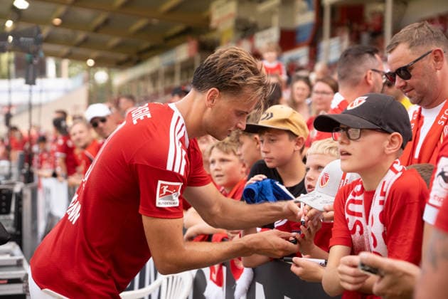 09.08.2026: Fußball: Energie Cottbus - Hannover 96, 2. Spieltag im LEAG Energie Stadion. Moritz Hannemann (Energie Cottbus, 11) nach Abpfiff bei den Fans WICHTIGER HINWEIS: Gemäß den Vorgaben der DFL und des DFB ist es untersagt, in dem Stadion und oder vom Spiel angefertigte Fotoaufnahmen in Form von Sequenzbildern und oder videoähnlichen Fotostrecken zu verwerten bzw. verwerten zu lassen. *** August 9, 2026: Energie Cottbus vs. Hannover 96, Matchday 2 at the LEAG Energie Stadium (Moritz Hannemann, Energie Cottbus), 11 p.m. after the final whistle among the fans IMPORTANT NOTICE In accordance with the guidelines of the DFL and the DFB, it is prohibited to use or allow the use of photographs taken in the stadium and or during the game in the form of sequential images and or video-like photo series Copyright: xJamesxZabelx