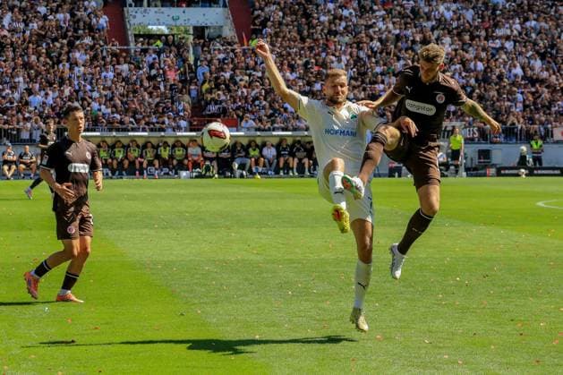 Marcus Mathisen ( Pauli ) Dennis Srbeny ( Fuerth ) Deutschland , Hamburg , Millerntorstadion , Fussball , 2 . Bundesliga , FC St Pauli - SPVGG Greuther Fürth *** Marcus Mathisen Pauli Dennis Srbeny Fürth, Germany; Hamburg; Millerntor Stadium; soccer; 2. Bundesliga; FC St. Pauli vs. SPVGG Greuther Fürth