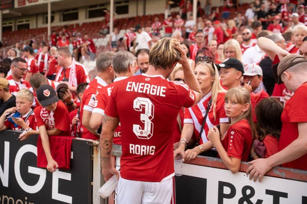 09.08.2026: Fußball: Energie Cottbus - Hannover 96, 2. Spieltag im LEAG Energie Stadion. Henry Rorig (Energie Cottbus, 3) nach Abpfiff bei den Fans WICHTIGER HINWEIS: Gemäß den Vorgaben der DFL und des DFB ist es untersagt, in dem Stadion und oder vom Spiel angefertigte Fotoaufnahmen in Form von Sequenzbildern und oder videoähnlichen Fotostrecken zu verwerten bzw. verwerten zu lassen. *** August 9, 2026: Energie Cottbus vs. Hannover 96, Matchday 2 at the LEAG Energie Stadium (Henry Rorig, Energie Cottbus), 3 minutes after the final whistle among the fans IMPORTANT NOTICE In accordance with the guidelines of the DFL and the DFB, it is prohibited to use or allow the use of photographs taken in the stadium and or during the game in the form of sequential images and or video-like photo series Copyright: xJamesxZabelx
