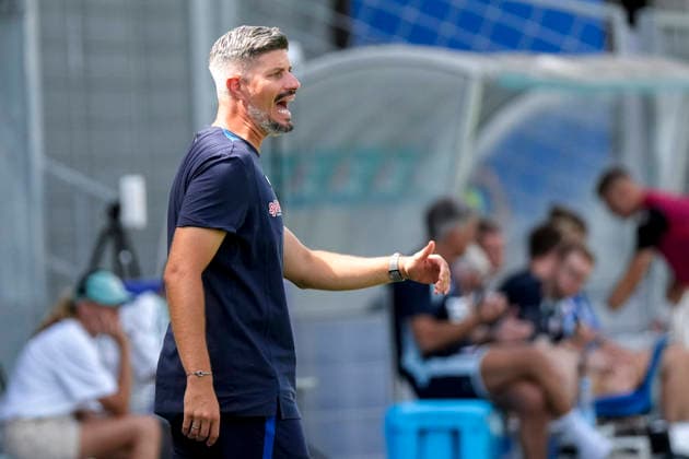 Stefan Kleineheismann (Trainer, Cheftrainer, TSG II), gibt Anweisungen, gestikuliert, mit den Armen gestikulieren, Einzelbild, Einzelfoto, Aktion, Action, 09.08.2026, Sinsheim (Deutschland), Fussball, 3. Liga, TSG 1899 Hoffenheim II - Hansa Rostock, DFB DFL REGULATIONS PROHIBIT ANY USE OF PHOTOGRAPHS AS IMAGE SEQUENCES AND OR QUASI-VIDEO. *** Stefan Kleineheismann, coach and head coach of TSG II, gives instructions, gesturing with his arms; single frame, single photo, action, August 9, 2026, Sinsheim, Germany, soccer, 3rd Division, TSG 1899 Hoffenheim II vs. Hansa Rostock, DFB and DFL regulations prohibit any use of photographs as image sequences and or quasi-video xozx