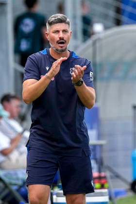Stefan Kleineheismann (Trainer, Cheftrainer, TSG II), gibt Anweisungen, gestikuliert, mit den Armen gestikulieren, Einzelbild, Einzelfoto, Aktion, Action, 09.08.2026, Sinsheim (Deutschland), Fussball, 3. Liga, TSG 1899 Hoffenheim II - Hansa Rostock, DFB DFL REGULATIONS PROHIBIT ANY USE OF PHOTOGRAPHS AS IMAGE SEQUENCES AND OR QUASI-VIDEO. *** Stefan Kleineheismann, coach and head coach of TSG II, gives instructions, gesturing with his arms; single frame, single photo, action, August 9, 2026, Sinsheim, Germany, soccer, 3rd Division, TSG 1899 Hoffenheim II vs. Hansa Rostock, DFB and DFL regulations prohibit any use of photographs as image sequences and or quasi-video xozx