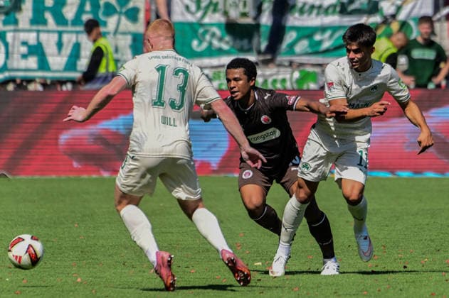 Joel Chima Fujita ( Pauli ) 13 Paul Will 11 Aaron Keller ( Fuerth ) Deutschland , Hamburg , Millerntorstadion , Fussball , 2 . Bundesliga , FC St Pauli - SPVGG Greuther Fürth *** Joel Chima Fujita Pauli 13, Paul Will 11, Aaron Keller Fürth, Germany, Hamburg, Millerntor Stadium, soccer, 2. Bundesliga, FC St. Pauli vs. SPVGG Greuther Fürth
