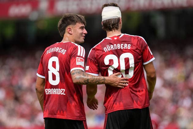 Fußball, 2. Bundesliga, 20260809, 1. FC Nürnberg - SG Dynamo Dresden. Im Bild v.l. Javier FERNANDEZ (Nürnberg, 8), Fynn OTTO (Nürnberg, 20) Kopfverband. Nürnberg Max-Morlock-Stadion Bayern Deutschland *** Soccer, 2. Bundesliga, 20260809, 1. FC Nürnberg vs. SG Dynamo Dresden. Pictured, from left: Javier FERNANDEZ (Nürnberg, 8), Fynn OTTO (Nürnberg, 20) with a head bandage. Max Morlock Stadium, Bavaria, Germany Copyright: Passion2Press MarkusxFischerx