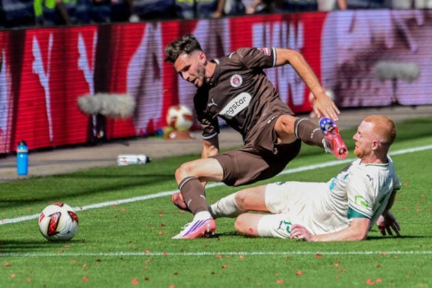 Branimir Hrgota ( Pauli ) 13 Paul Will ( Fuerth ) Deutschland , Hamburg , Millerntorstadion , Fussball , 2 . Bundesliga , FC St Pauli - SPVGG Greuther Fürth *** Branimir Hrgota Pauli 13 Paul Will Fürth Germany, Hamburg, Millerntor Stadium, soccer, 2. Bundesliga, FC St. Pauli vs. SPVGG Greuther Fürth