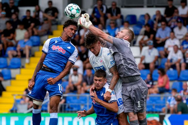 v.li.: Jykese Fields (TSG II, 11), Jakov Dedic (TSG II, 36), Lukas Wallner (Rostock, 16), Luca Unbehaun (Torwart, Rostock, 1), beim Kopfball, Kopfballduell, Spielszene, Zweikampf in der Luft, Aktion, Action, im Strafraum, Strafraumszene, 09.08.2026, Sinsheim (Deutschland), Fussball, 3. Liga, TSG 1899 Hoffenheim II - Hansa Rostock, DFB DFL REGULATIONS PROHIBIT ANY USE OF PHOTOGRAPHS AS IMAGE SEQUENCES AND OR QUASI-VIDEO. *** v li Jykese Fields, TSG II, 11, Jakov Dedic, TSG II, 36, Lukas Wallner, Rostock, 16, Luca Unbehaun (goalkeeper), Rostock, 1, heading the ball, aerial duel, game scene, aerial challenge, action, in the penalty area, penalty area scene, August 9, 2026, Sinsheim, Germany, soccer, 3rd League, TSG 1899 Hoffenheim II vs. Hansa Rostock, DFB and DFL regulations prohibit any use of photographs as image sequences and or quasi-video xozx