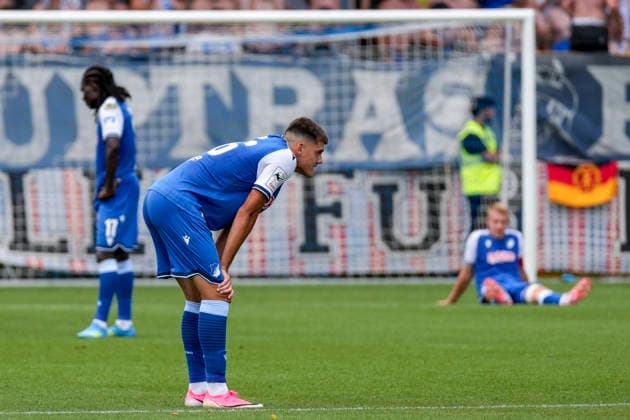 v.li.: Blessing Makanda (TSG II, 17), Jakov Dedic (TSG II, 36), Valentin Lässig (TSG II, 6), Spieler der TSG 1899 Hoffenheim II (U23), enttäuscht über die Niederlage, Enttäuschung nach dem Schlusspfiff, Highlight, Verlierer, verloren, Frustration, disappointed, pessimistisch, 09.08.2026, Sinsheim (Deutschland), Fussball, 3. Liga, TSG 1899 Hoffenheim II - Hansa Rostock, DFB DFL REGULATIONS PROHIBIT ANY USE OF PHOTOGRAPHS AS IMAGE SEQUENCES AND OR QUASI-VIDEO. *** From left: Blessing Makanda (TSG II), 17, Jakov Dedic (TSG II), 36, Valentin Lässig TSG II, 6, TSG 1899 Hoffenheim II U23 player, disappointed by the loss, disappointment after the final whistle, highlight, loser, lost, frustration, disappointed, pessimistic, 09 08 2026, Sinsheim, Germany, soccer, 3. Liga, TSG 1899 Hoffenheim II vs. Hansa Rostock, DFB and DFL regulations prohibit any use of photographs as image sequences and or quasi-video xozx