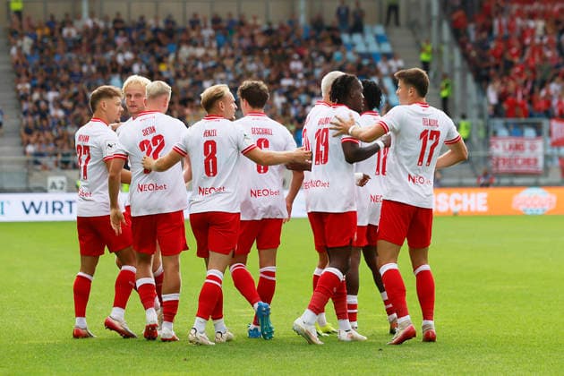 Fußball 3. Liga 01. Spieltag 1. FC Saarbrücken - Rot-Weiss Essen am 09.08..2026 im Ludwigspark in Saarbrücken Torjubel Rot-Weiss Essen Ben Hüning ( Rot-Weiss Essen ) *** Soccer, 3rd Division, Matchday 1: FC Saarbrücken vs. Rot-Weiss Essen on August 9, 2026, at Ludwigspark in Saarbrücken. Goal celebration by Rot-Weiss Essen s Ben Hüning. Rot-Weiss Essen