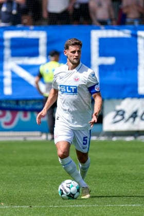 Marco Schuster (Rostock, 5), am Ball, Freisteller, Ganzkörper, Einzelbild, Einzelfoto, Aktion, Action, 09.08.2026, Sinsheim (Deutschland), Fussball, 3. Liga, TSG 1899 Hoffenheim II - Hansa Rostock, DFB DFL REGULATIONS PROHIBIT ANY USE OF PHOTOGRAPHS AS IMAGE SEQUENCES AND OR QUASI-VIDEO. *** Marco Schuster Rostock, 5, with the ball, cutout, full-body, single image, single photo, action, 09 08 2026, Sinsheim, Germany, soccer, 3rd Division, TSG 1899 Hoffenheim II vs. Hansa Rostock, DFB and DFL regulations prohibit any use of photographs as image sequences and or quasi-video xozx