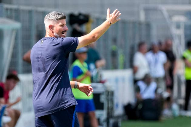 Stefan Kleineheismann (Trainer, Cheftrainer, TSG II), gibt Anweisungen, gestikuliert, mit den Armen gestikulieren, Einzelbild, Einzelfoto, Aktion, Action, 09.08.2026, Sinsheim (Deutschland), Fussball, 3. Liga, TSG 1899 Hoffenheim II - Hansa Rostock, DFB DFL REGULATIONS PROHIBIT ANY USE OF PHOTOGRAPHS AS IMAGE SEQUENCES AND OR QUASI-VIDEO. *** Stefan Kleineheismann, coach and head coach of TSG II, gives instructions, gesturing with his arms; single frame, single photo, action, August 9, 2026, Sinsheim, Germany, soccer, 3rd Division, TSG 1899 Hoffenheim II vs. Hansa Rostock, DFB and DFL regulations prohibit any use of photographs as image sequences and or quasi-video xozx