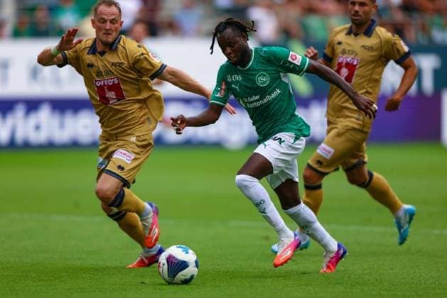 9. August 2026, Fussball, Brack Super League 2026 27, Runde 3, FC St. Gallen 1879 gegen FC Luzern, Berit Sitterstadion, St. Gallen, Schweiz Aliou Balde (14, FC St. Gallen 1879, re.) im Laufduell mit Andrejs CigaÅÜiks (14, FC Luzern) mit einer grossen Torchance Photo: Urs Ottiger *** August 9, 2026, Soccer, Brack Super League 2026–27, Matchday 3, FC St. Gallen 1879 vs. FC Lucerne, Berit Sitter Stadium, St. Gallen, Switzerland: Aliou Balde (14), FC St. Gallen 1879, on the right in a footrace with Andrejs CigaÅÜiks (14), FC Lucerne, with a great scoring opportunity. Photo by Urs Ottiger
