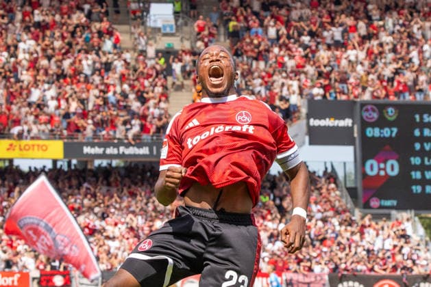 09.08.26 1. FC Nürnberg - SG Dynamo Dresden Deutschland, Nürnberg, 09.08.26, Fussball, 2. Bundesliga, 1. FC Nürnberg - SG Dynamo Dresden: Mohamed Ali Zoma (1. FC Nürnberg), Jubel Tor 1:0 Zoma. *** 08 26 09 1 FC Nuremberg vs. SG Dynamo Dresden Germany, Nuremberg, 08 26 09, Soccer, 2. Bundesliga, 1 FC Nuremberg vs. SG Dynamo Dresden Mohamed Ali Zoma 1 FC Nuremberg, Celebrating Goal 1-0 Zoma
