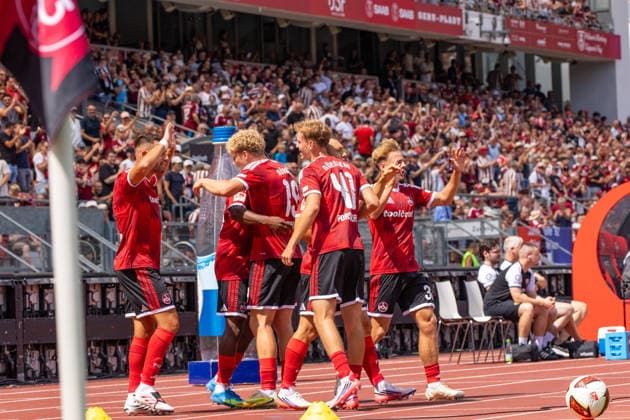 09.08.26 1. FC Nürnberg - SG Dynamo Dresden Deutschland, Nürnberg, 09.08.26, Fussball, 2. Bundesliga, 1. FC Nürnberg - SG Dynamo Dresden: (1. FC Nürnberg), Jubel Tor 1:0 Zoma. *** 08 26 09 1 FC Nuremberg vs. SG Dynamo Dresden Germany, Nuremberg, 08 26 09, Soccer, 2. Bundesliga, 1 FC Nuremberg vs. SG Dynamo Dresden 1 FC Nuremberg, Celebration Goal 1-0 Zoma