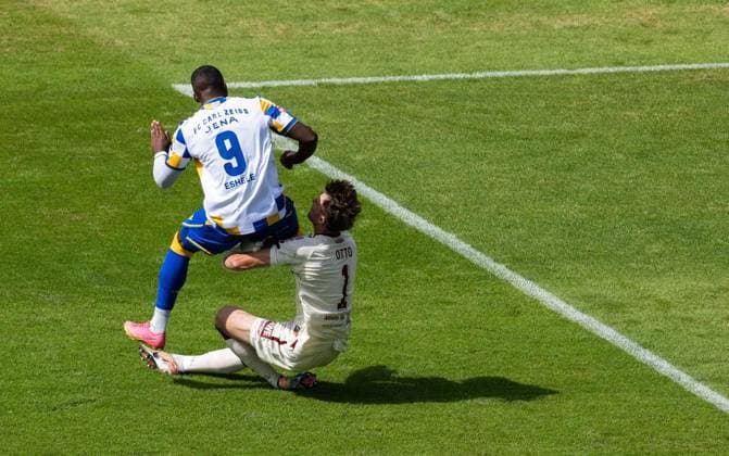 FUSSBALL - REGIONALLIGA SAISON 2026-2027 NORDOST 4. SPIELTAG JENA - ERFURT ** NUR FÜR REDAKTIONELLE ZWECKE ** EDITORIAL USE ONLY **<p>09 08 2026-Jena: Fussball Regionalliga Nordost Saison 2026 20227 Ernst-Abbe-Sportfeld 4. Spieltag FC Carl Zeiss Jena - FC Rot Weiss Erfurt im Foto: nach demZusammnprall zwischen Torhüter Lorenz Otto 1 (FC Rot Weiss Erfurt) und Manasse Eshele 9 (FC Carl Zeiss Jena) muss Otto verletzt vom Platz ( Deutschland Thueringen Jena Copyright: SaschaxFromm *** SOCCER REGIONAL LEAGUE SEASON 2026–2027 NORTHEAST, MATCHDAY 4: JENA VS. ERFURT ** FOR EDITORIAL PURPOSES ONLY ** EDITORIAL USE ONLY ** August 9, 2026 Jena Soccer Regional League Northeast 2026–2027 Season Ernst Abbe Stadium Matchday 4 FC Carl Zeiss Jena vs. FC Rot-Weiss Erfurt in the photo after the collision between goalkeeper Lorenz Otto of FC Carl Zeiss Jena and Manasse Eshele of FC Rot-Weiss Erfurt and Manasse Eshele (No. 9, FC Carl Zeiss Jena); Otto is forced to leave the field due to injury. Germany, Thuringia, Jena. Copyright SaschaxFromm Copyright: SaschaxFromm doc8732umw8b5u1d1o801gnx ,EDITORIAL USE ONLY