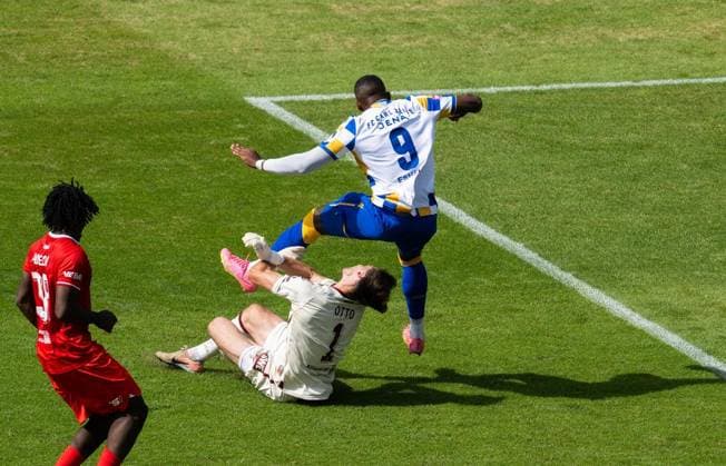FUSSBALL - REGIONALLIGA SAISON 2026-2027 NORDOST 4. SPIELTAG JENA - ERFURT ** NUR FÜR REDAKTIONELLE ZWECKE ** EDITORIAL USE ONLY **<p>09 08 2026-Jena: Fussball Regionalliga Nordost Saison 2026 20227 Ernst-Abbe-Sportfeld 4. Spieltag FC Carl Zeiss Jena - FC Rot Weiss Erfurt im Foto: nach demZusammnprall zwischen Torhüter Lorenz Otto 1 (FC Rot Weiss Erfurt) und Manasse Eshele 9 (FC Carl Zeiss Jena) muss Otto verletzt vom Platz ( Deutschland Thueringen Jena Copyright: SaschaxFromm *** SOCCER REGIONAL LEAGUE SEASON 2026–2027 NORTHEAST, MATCHDAY 4: JENA VS. ERFURT ** FOR EDITORIAL PURPOSES ONLY ** EDITORIAL USE ONLY ** August 9, 2026 Jena Soccer Regional League Northeast 2026–2027 Season Ernst Abbe Stadium Matchday 4 FC Carl Zeiss Jena vs. FC Rot-Weiss Erfurt in the photo after the collision between goalkeeper Lorenz Otto of FC Carl Zeiss Jena and Manasse Eshele of FC Rot-Weiss Erfurt and Manasse Eshele (No. 9, FC Carl Zeiss Jena); Otto is forced to leave the field due to injury. Germany, Thuringia, Jena. Copyright SaschaxFromm Copyright: SaschaxFromm doc8732un2dxusti2al1e8e ,EDITORIAL USE ONLY