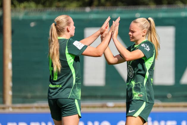 Bremen, Deutschland: 09.08.2026 - Testspiel - SV Werder Bremen Frauen vs. VfL Wolfsburg Frauen Im Bild: v.li. die Zweite Torschützin Anny Kerim-Lindland (Wolfsburg) macht das Tor zum 2:0 für Wolfsburg und klatscht sich mit Linnea Saelen (Wolfsburg) ab *** Bremen, Germany, August 9, 2026: Friendly match between SV Werder Bremen Women and VfL Wolfsburg Women. Pictured from left: Anny Kerim Lindland of Wolfsburg, the second goal scorer, scores Wolfsburg’s second goal to make it 2–0 and high-fives Linnea Saelen of Wolfsburg. Copyright: HMBxMedia MadeleinexFantini