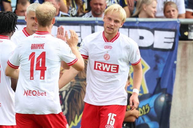 09.08.2026, xrekx, Fussball 3.Liga, 1.FC Saarbruecken - Rot-Weiss Essen v.l. Torjubel nach dem Tor zum celebrating the goal celebrate 0:1 durch Ben Huening (Rot-Weiss Essen) (DFL DFB REGULATIONS PROHIBIT ANY USE OF PHOTOGRAPHS as IMAGE SEQUENCES and or QUASI-VIDEO) Saarbruecken *** August 9, 2026, xrekx, Soccer 3rd Division, 1 FC Saarbrücken vs. Rot-Weiss Essen: Goal celebration after Ben Huening’s goal (0–1) for Rot-Weiss Essen. DFL and DFB regulations prohibit any use of photographs as image sequences and or quasi-video. Saarbrücken