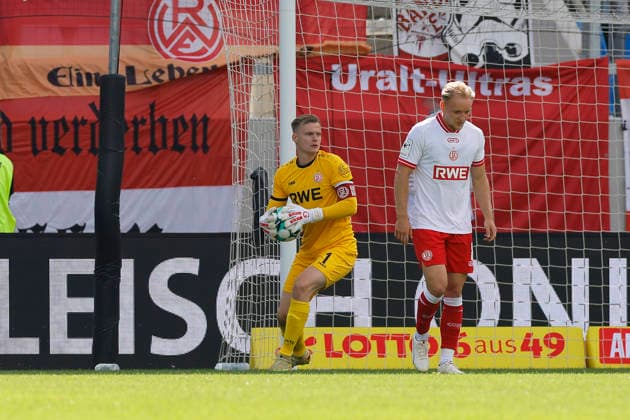 Fußball 3. Liga 01. Spieltag 1. FC Saarbrücken - Rot-Weiss Essen am 09.08..2026 im Ludwigspark in Saarbrücken Jakob Golz ( Rot-Weiss Essen ) *** Soccer, 3rd Division, Matchday 1: FC Saarbrücken vs. Rot Weiss Essen on August 9, 2026, at Ludwigspark in Saarbrücken; Jakob Golz, Rot Weiss Essen