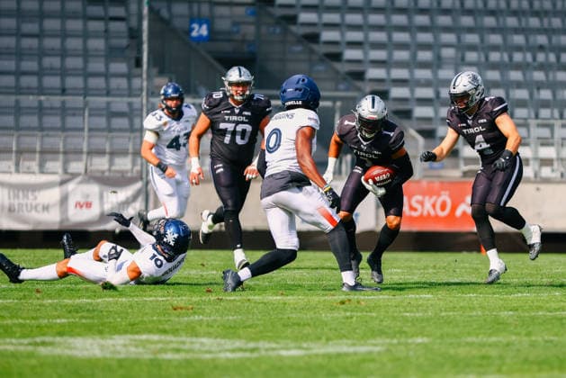 AMERICAN FOOTBALL - EFA, Raiders vs Musketeers INNSBRUCK,AUSTRIA,09.AUG.26 - AMERICAN FOOTBALL - EFA, Raiders Tirol vs Paris Musketeers. Image shows both teams.  GEPAxpictures xOleskiixMarusyk
