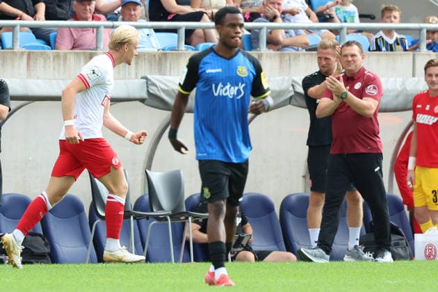 09.08.2026, xrekx, Fussball 3.Liga, 1.FC Saarbruecken - Rot-Weiss Essen v.l. Torjubel nach dem Tor zum celebrating the goal celebrate 0:1 durch Ben Huening (Rot-Weiss Essen) Uwe Koschinat (Trainer, Rot-Weiss Essen) (DFL DFB REGULATIONS PROHIBIT ANY USE OF PHOTOGRAPHS as IMAGE SEQUENCES and or QUASI-VIDEO) Saarbruecken *** August 9, 2026, xrekx, Soccer 3rd Division, 1. FC Saarbrücken vs. Rot-Weiss Essen – Goal celebration after Ben Huening’s goal (0–1) for Rot-Weiss Essen; Uwe Koschinat, coach, Rot-Weiss Essen DFL DFB regulations prohibit any use of photographs as image sequences and or quasi-video Saarbrücken